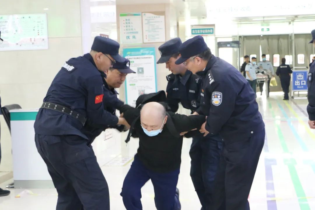 “暴徒”强闯医院……别慌！这是一场反恐防暴演练