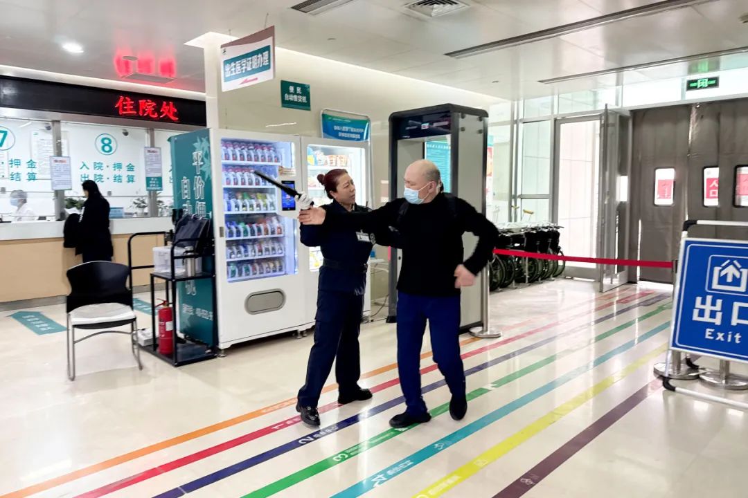 “暴徒”强闯医院……别慌！这是一场反恐防暴演练