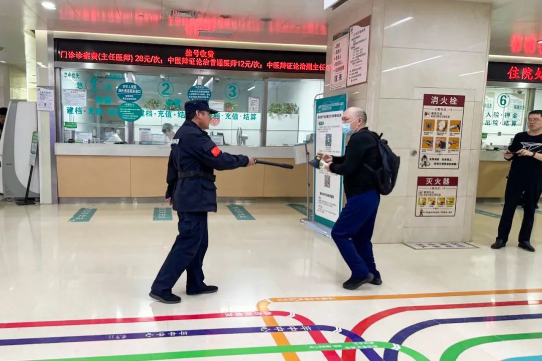 “暴徒”强闯医院……别慌！这是一场反恐防暴演练