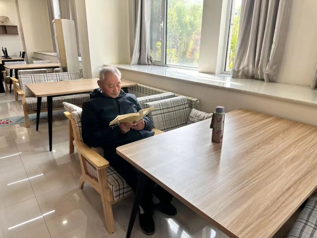 菏泽鲁西新区岳程街道:81岁退伍老兵“银发阅读”点亮文化传承