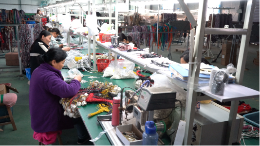 东明县陆圈镇田润电子:发挥产业优势 助力村民就业增收