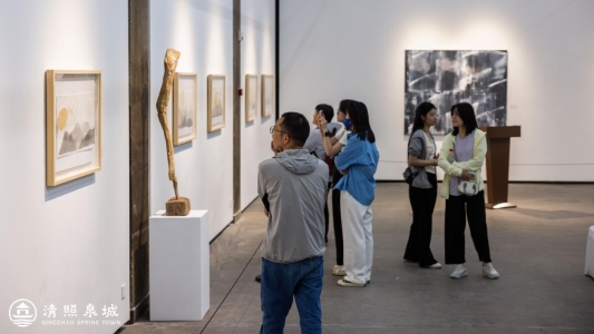 “清照泉城诗歌之夜暨吕德安作品展”于泉畔开幕，诗人艺术家共谱泉城春夜诗章