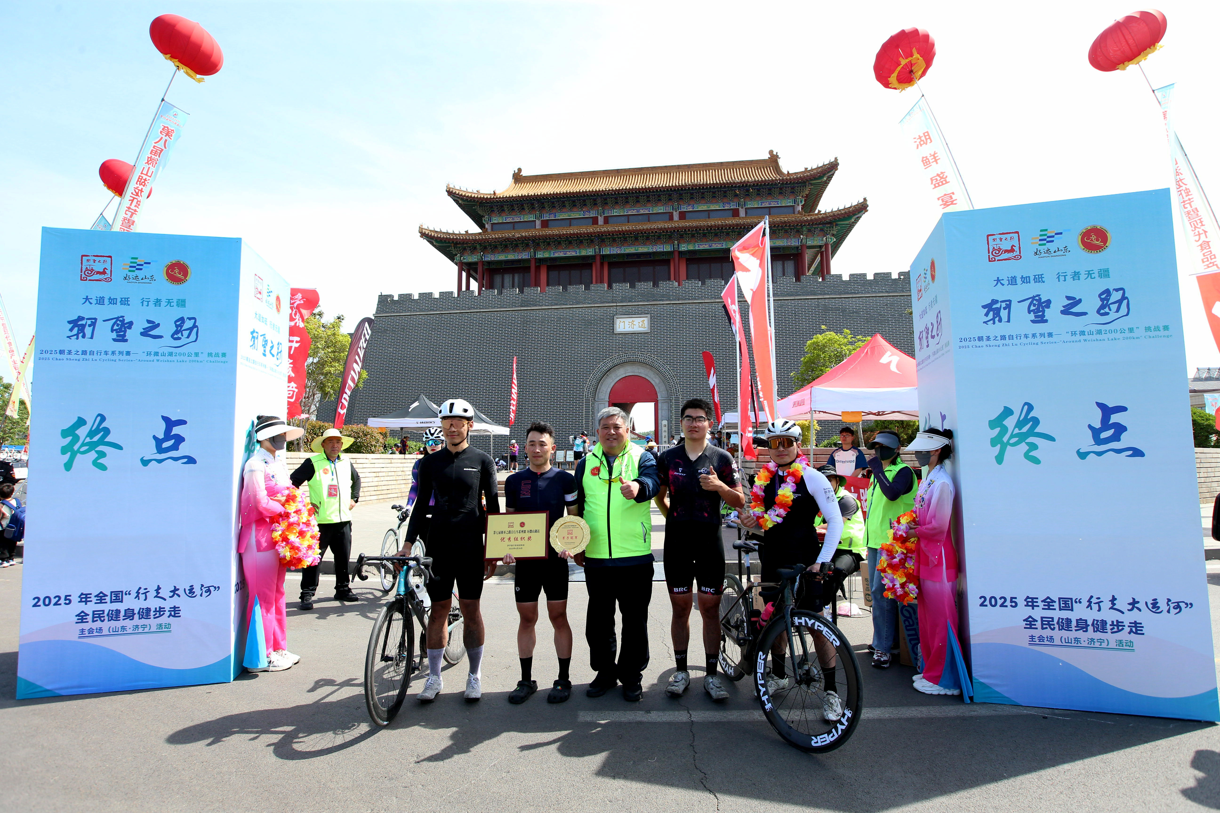 车轮碾过千年风华 湖光见证骑行荣光——2025朝圣之路自行车系列赛“环微山湖200公里”挑战赛燃情开赛(图5)