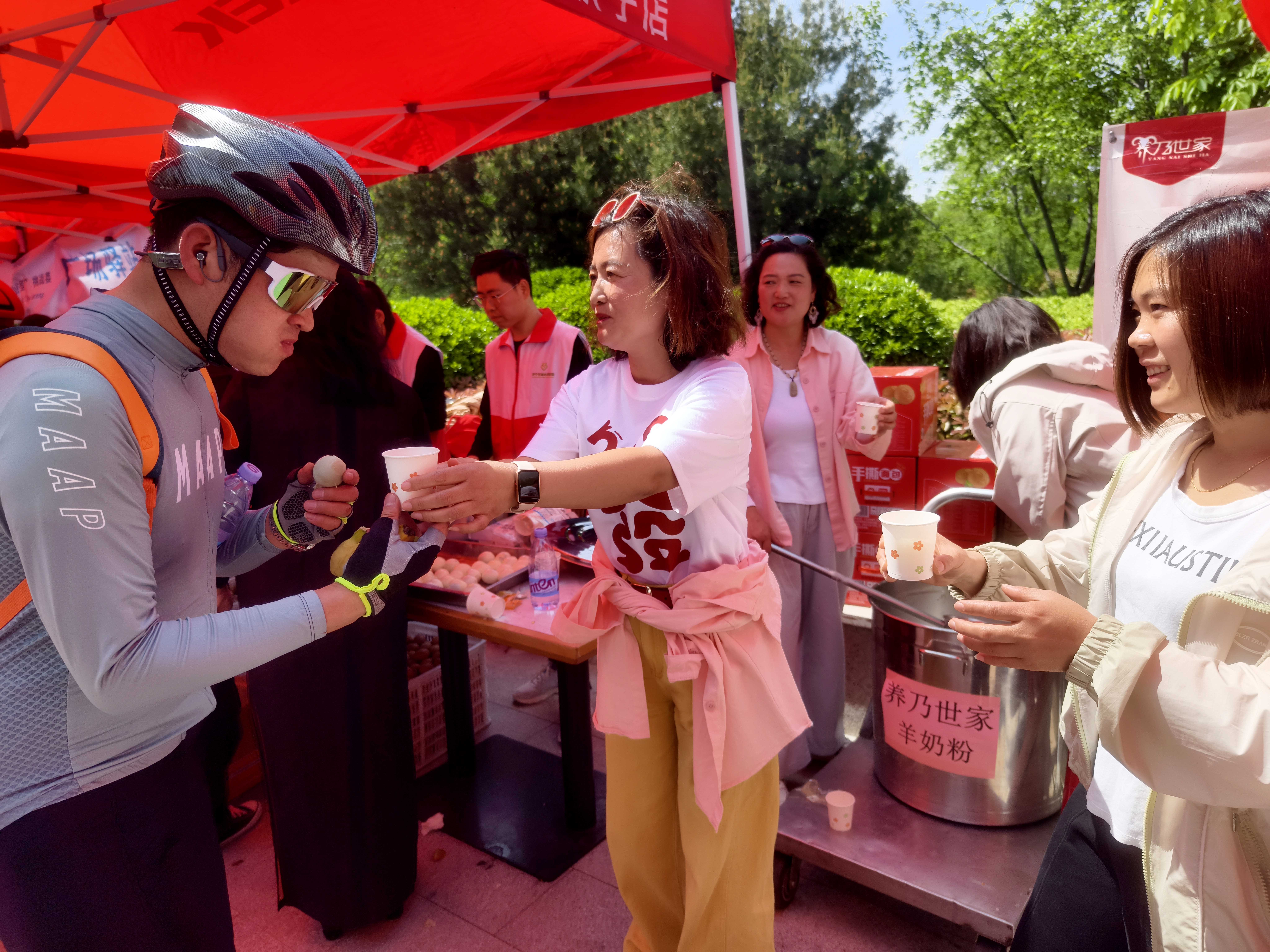 车轮碾过千年风华 湖光见证骑行荣光——2025朝圣之路自行车系列赛“环微山湖200公里”挑战赛燃情开赛(图8)