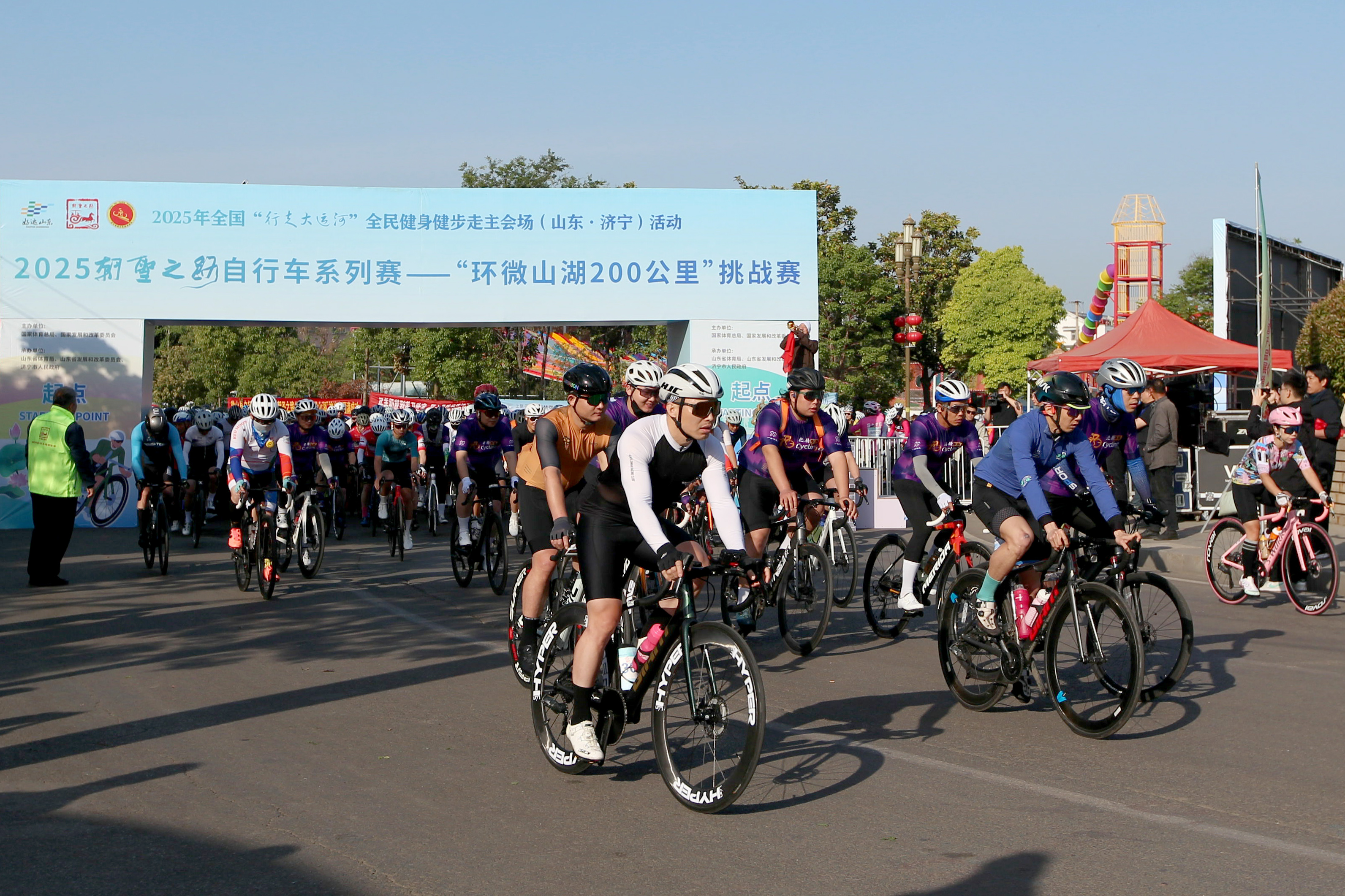 车轮碾过千年风华 湖光见证骑行荣光——2025朝圣之路自行车系列赛“环微山湖200公里”挑战赛燃情开赛(图1)