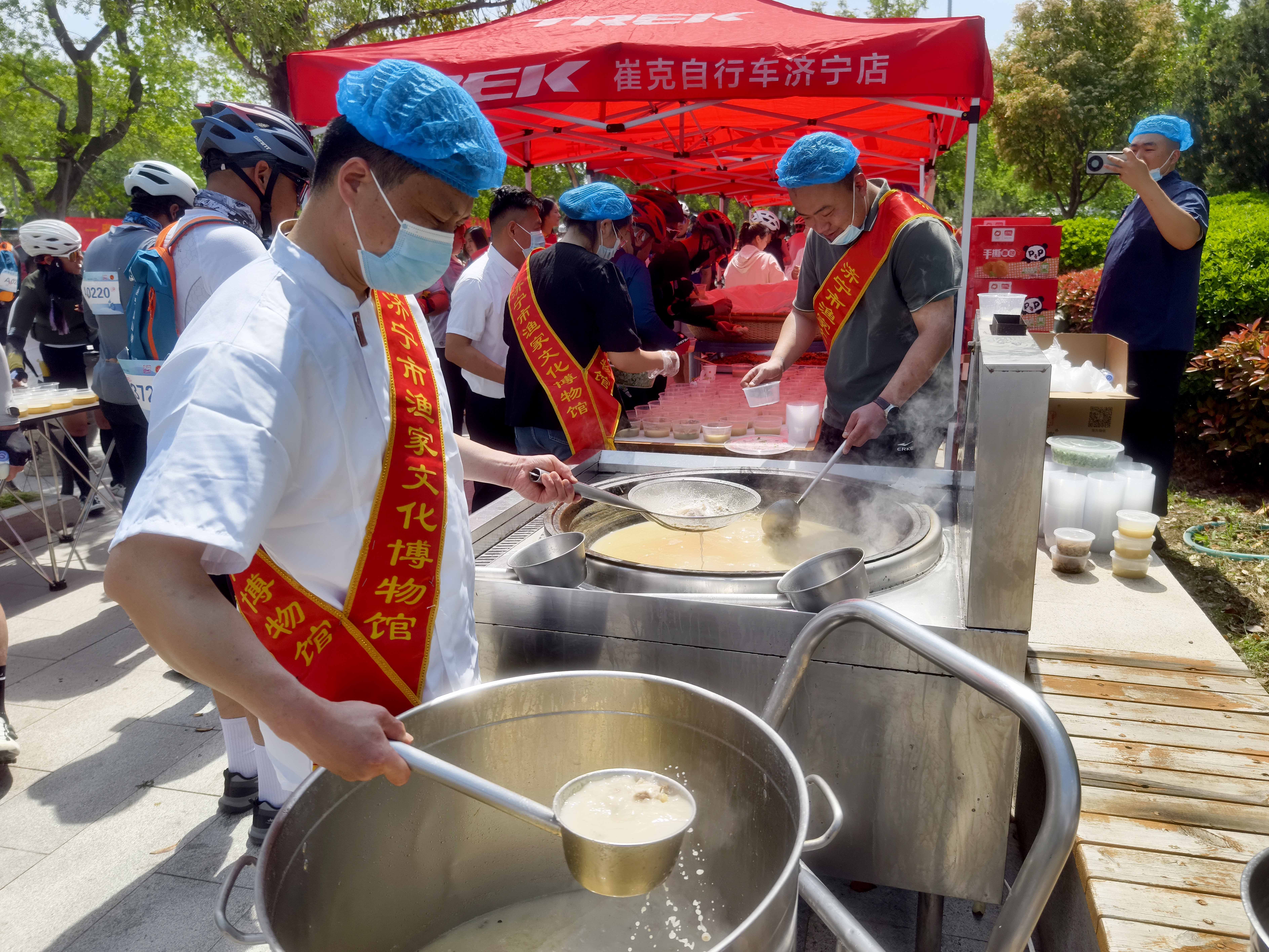 车轮碾过千年风华 湖光见证骑行荣光——2025朝圣之路自行车系列赛“环微山湖200公里”挑战赛燃情开赛(图7)