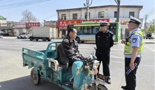 东明县铁腕整治“三小车辆”