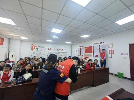 急救知识进万家公益巡讲活动走进馆驿街社区