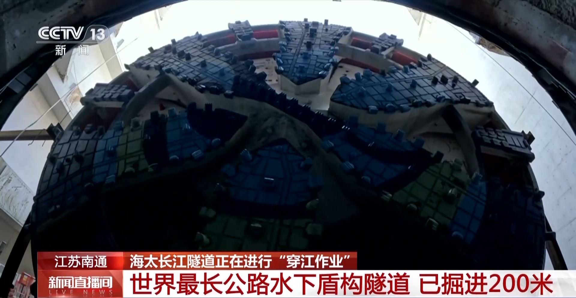 工程建设假期“不打烊” “穿江作业”正在进行中