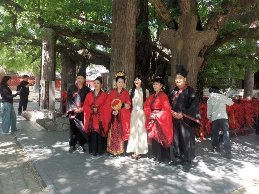8.游客与莒国王宫人员互动