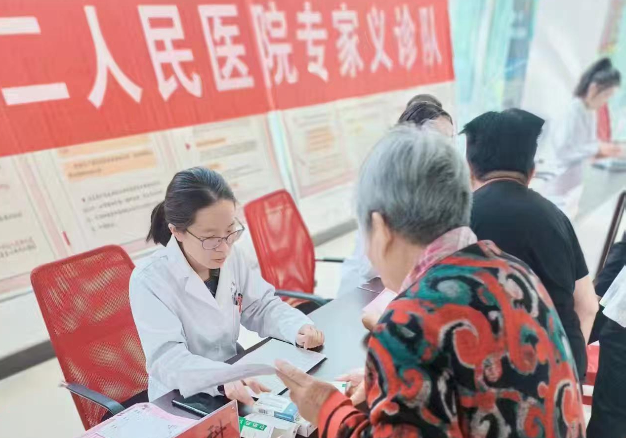 菏泽市创伤医院（市六院）五一假期开展“健康服务进社区”义诊活动 