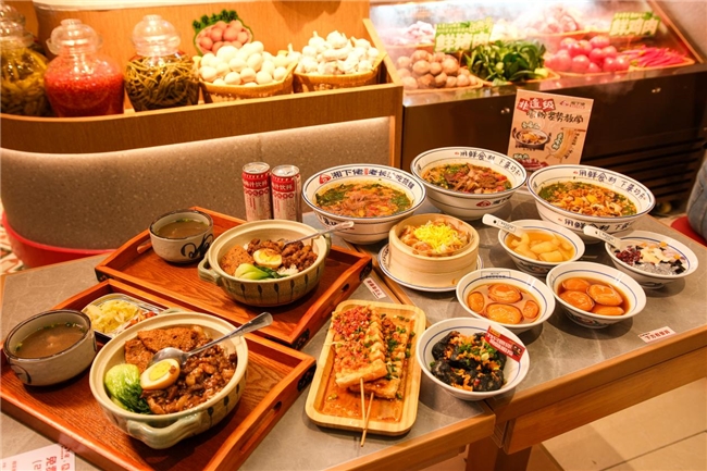 “湘下佬老长沙吃货铺”4.0品牌战略升级！门店视觉全面焕新，新增鲜货明档模式！