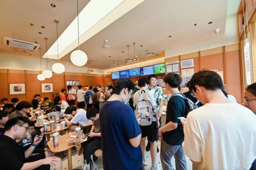 奈雪五一假期全国门店订单暴涨，Green系列成出行标配