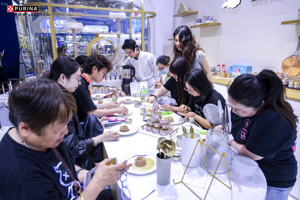 一群人正在用餐聊天 
AI 生成的内容可能不正确。