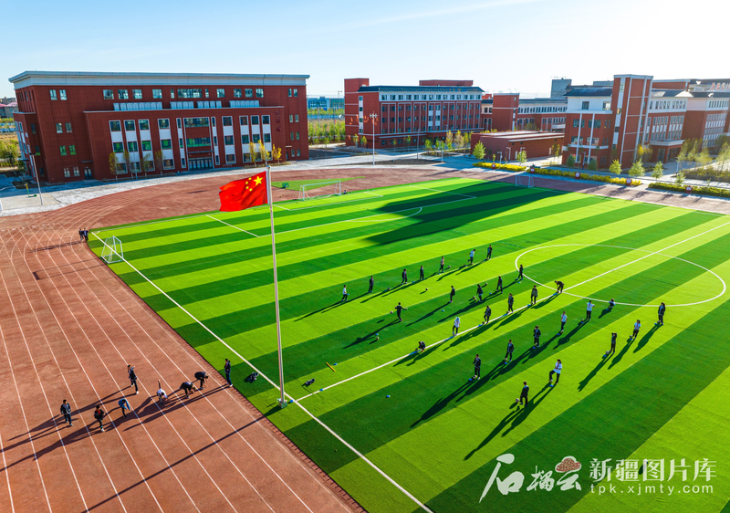 航拍新疆·航拍新发现|戈壁深处传来琅琅书声