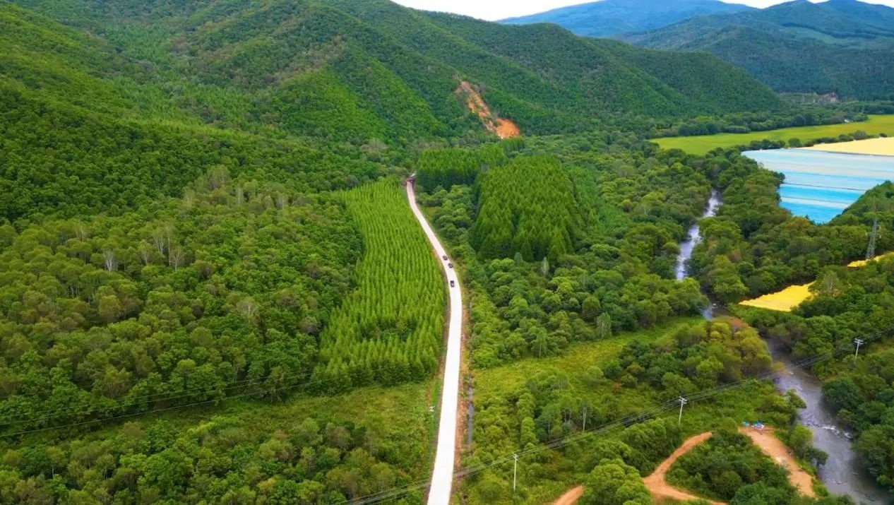 【乡路上,感受脉动中国】玉带舞动连山水 路通惠民百业兴