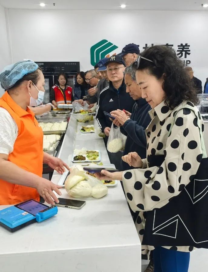 让老人吃上“幸福餐”——青岛市崂山区金家岭街道秦岭路社区助老食堂暖心开业