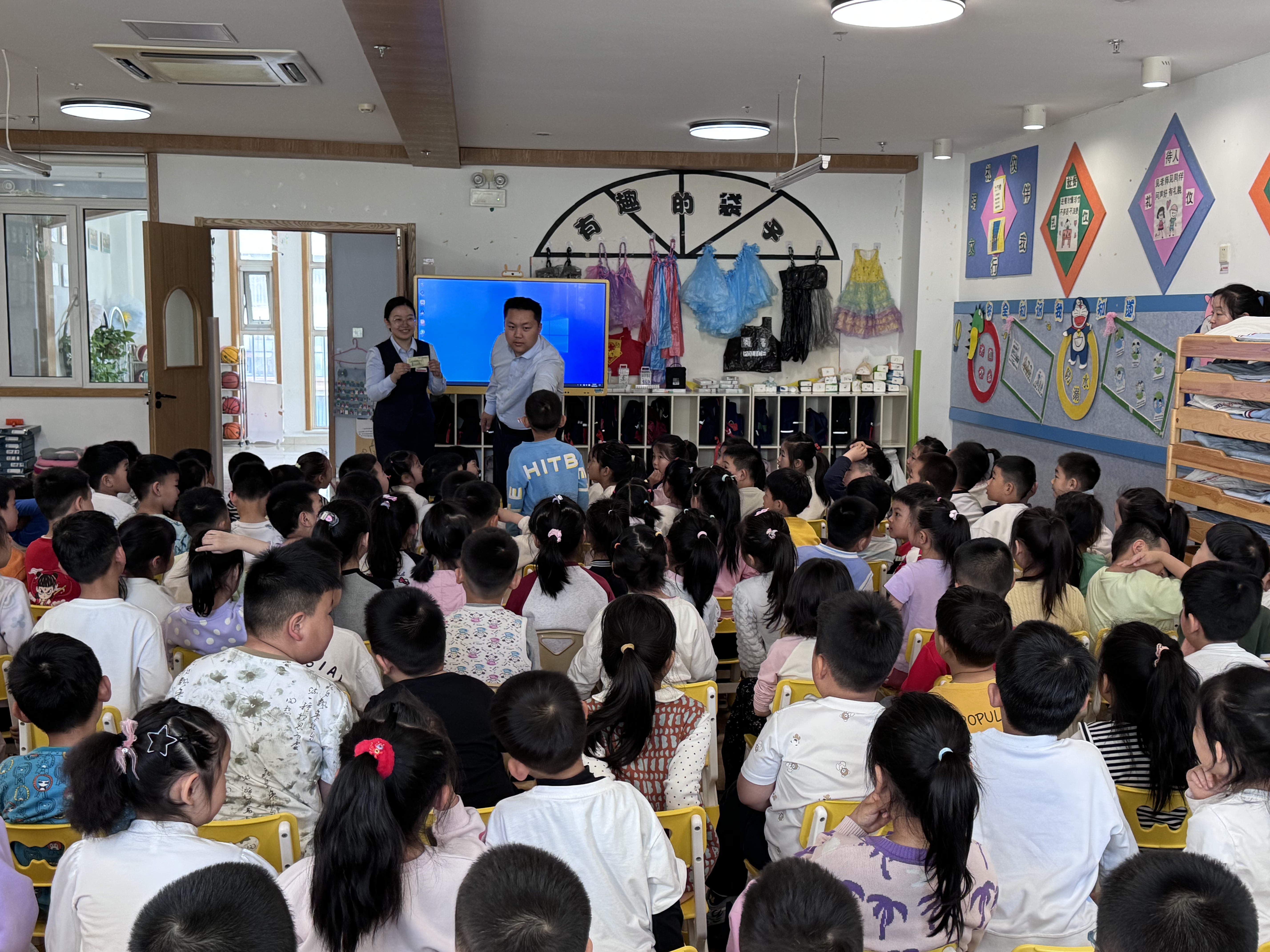 日照银行济南济阳支行党支部走进光谱贝初幼儿园开展金融知识宣传活动