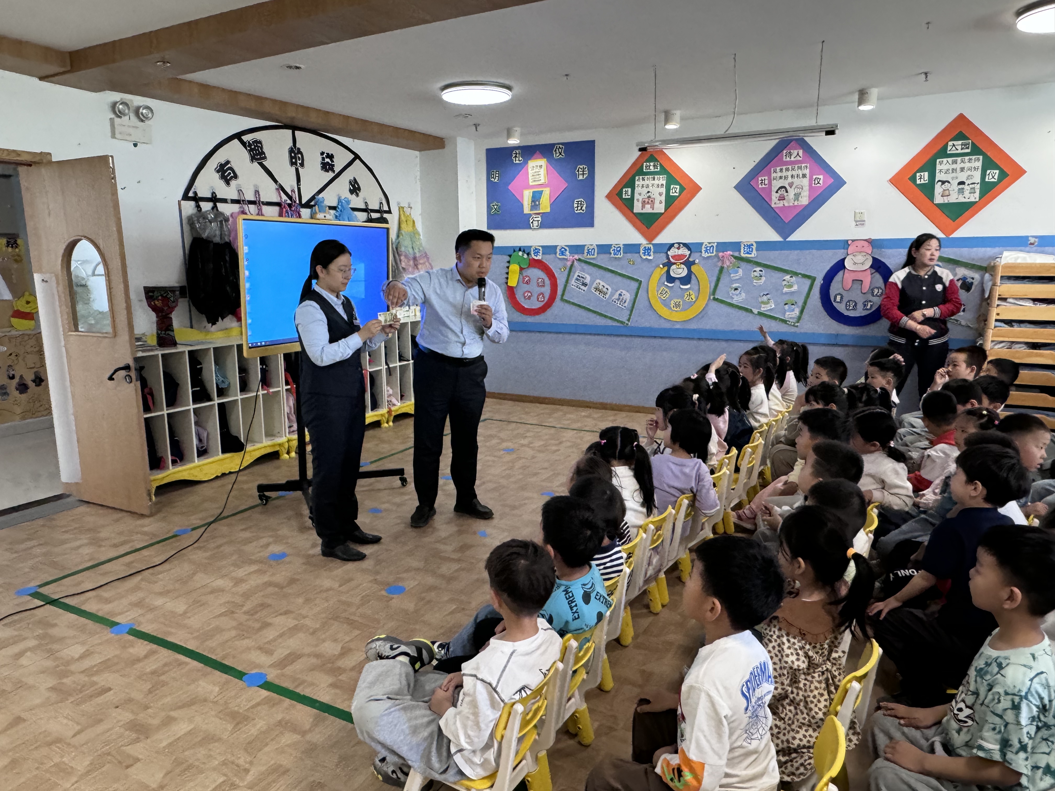 日照银行济南济阳支行党支部走进光谱贝初幼儿园开展金融知识宣传活动