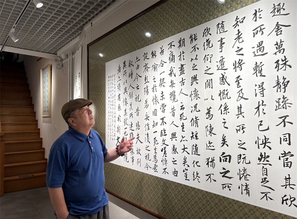 嘉宾参观展览