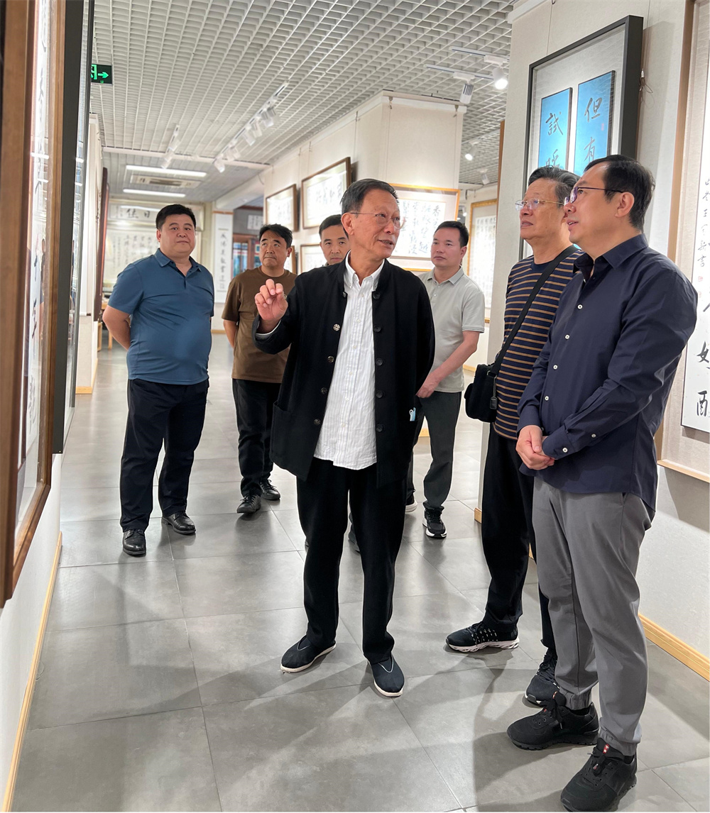 嘉宾参观展览