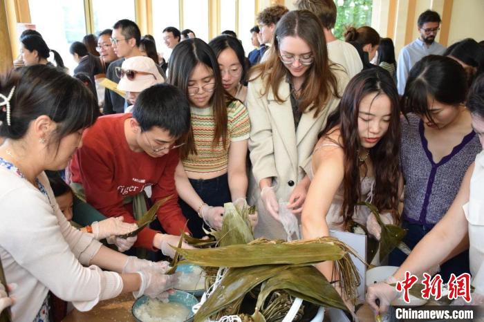 端午文化观察:嘉兴粽子漂洋过海“圈粉”外国学子