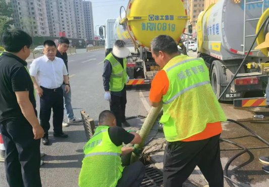 东明县综合行政执法局市政服务中心启动城区下水道清淤疏通专项行动