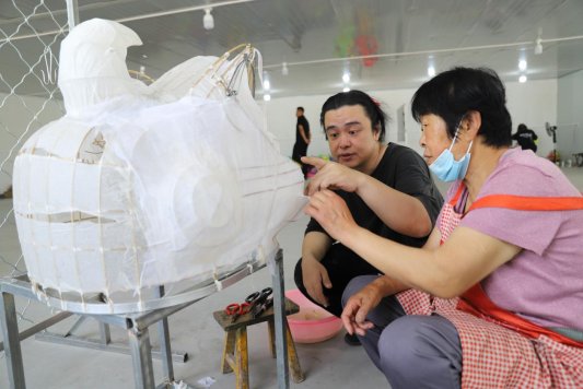 来自香港的技术总监现场指导工人改进工艺