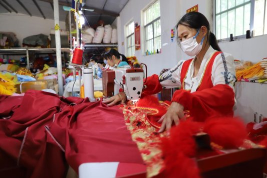 工人正在制作狮皮装饰