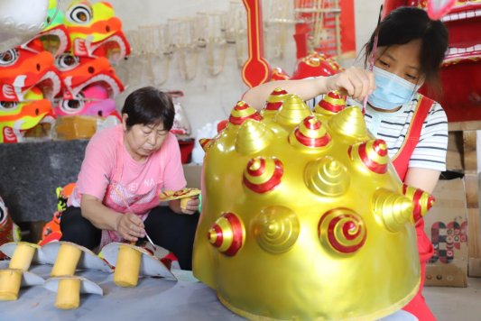 工人正在为狮头上色