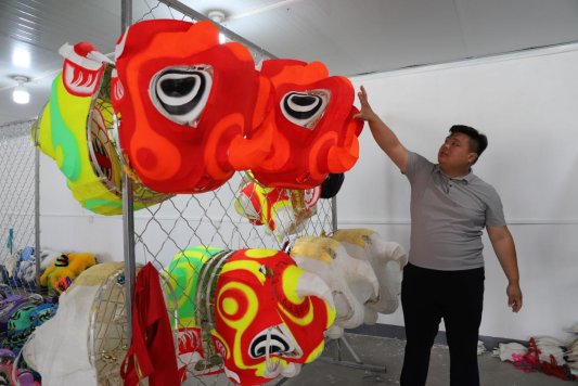 郓城95后小伙返乡创业 非遗龙狮舞动乡村振兴