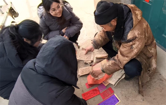 图1.老人展示昔日的过门笺作品