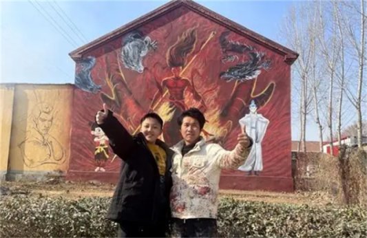 沈靖宇与打卡游客合影