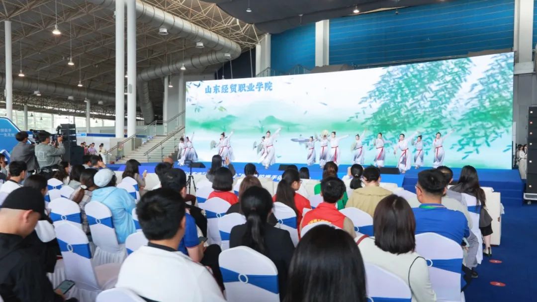 上春山表演.jpg