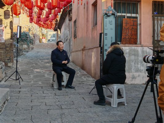 陈勇在八陡老街接受采访