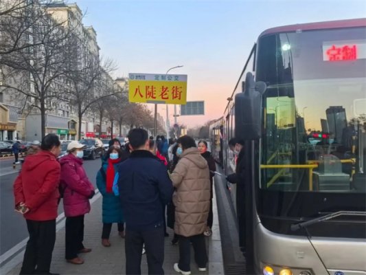 游客在公交站点准备乘坐定制公交前往八陡老街
