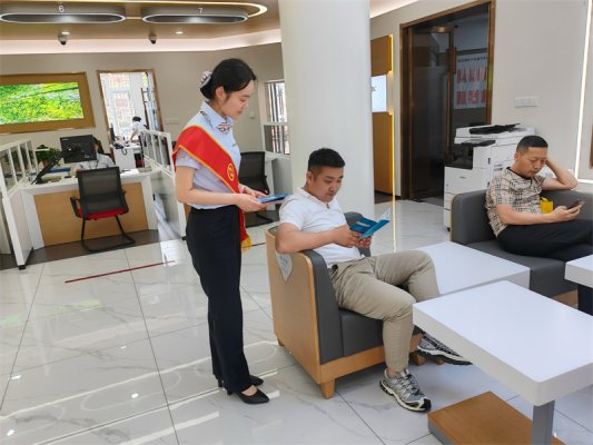 武丽娟立足厅堂宣传反诈知识