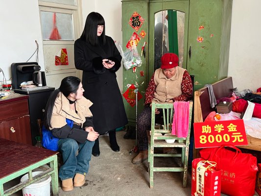 平邑县巾帼好网民推荐人选刘洋工作照 (1)