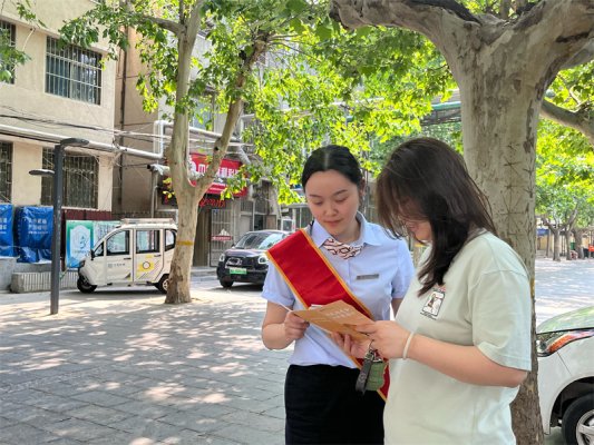 武丽娟参与进社区金融知识宣传活动