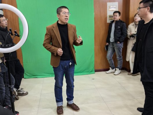 2025好网民·在山东|王永强:数智杏坛育桃李,光影传情颂家乡