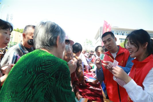 聊城公园反假货币宣传