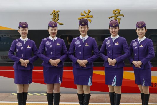 第三代”五队金花“服务团队成员（右一）-刘皓