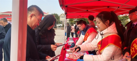 照片：宣传7（右一）