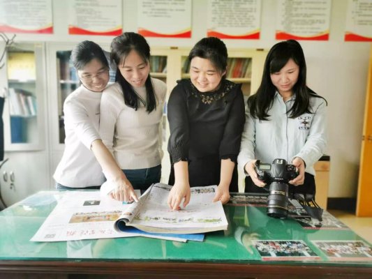 苏玉娜(右二)与同事们商讨稿件细节