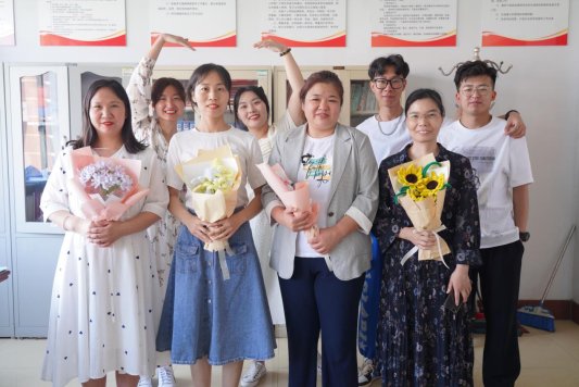 苏玉娜(前排右二)与学生记者策划活动