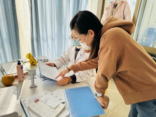 江春静主动了解社区卫生室相关惠民政策制作公众号向居民宣传