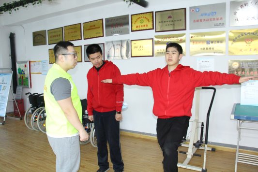 带领春雨青年进行康复训练