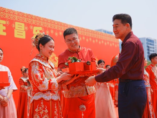 梦金园赞助集体婚礼 用匠心婚戒传承文明新风