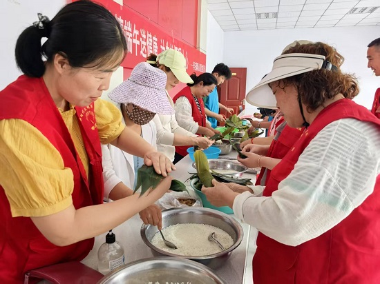 郯城县李庄镇:粽叶飘香迎端午 邻里共聚情意浓