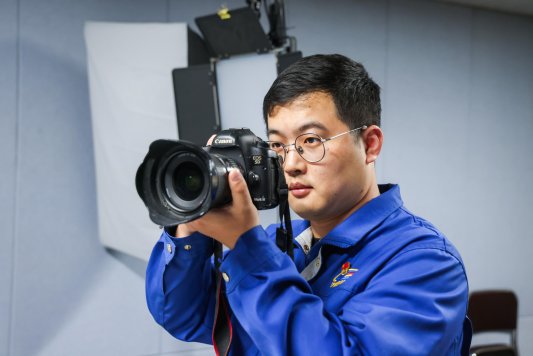 图为钮圣杰正在进行拍摄人物讲座